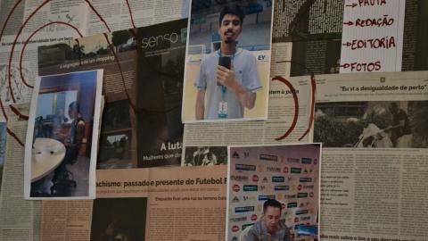 Jornais e imagens colados na parede