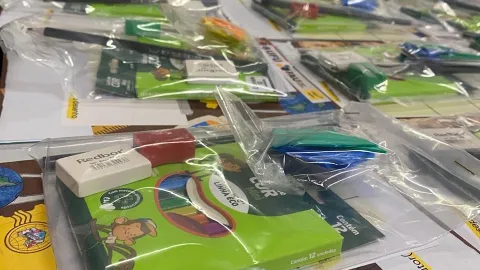 Imagem em perspectiva dos kits espalhados sobre várias mesas