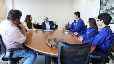 O reitor da UFU e a futura vice-reitora recebeu os estudantes premiados pela NASA (foto: Marco Cavalcanti)