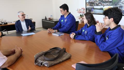 O reitor da UFU e a futura vice-reitora recebeu os estudantes premiados pela NASA (foto: Marco Cavalcanti)