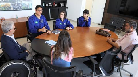 O reitor da UFU e a futura vice-reitora recebeu os estudantes premiados pela NASA (foto: Marco Cavalcanti)