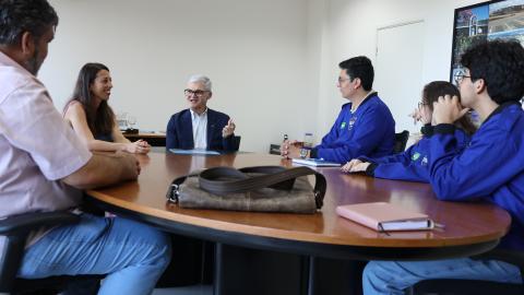 O reitor da UFU e a futura vice-reitora recebeu os estudantes premiados pela NASA (foto: Marco Cavalcanti)