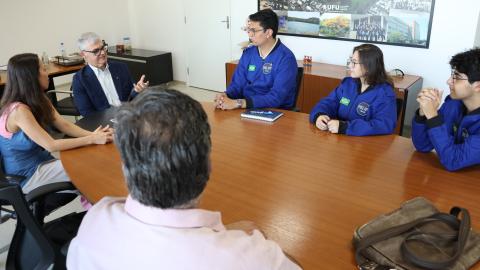 O reitor da UFU e a futura vice-reitora recebeu os estudantes premiados pela NASA (foto: Marco Cavalcanti)