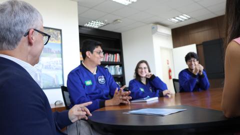 O reitor da UFU e a futura vice-reitora recebeu os estudantes premiados pela NASA (foto: Marco Cavalcanti)