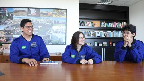 O reitor da UFU e a futura vice-reitora recebeu os estudantes premiados pela NASA (foto: Marco Cavalcanti)