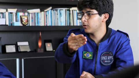 O reitor da UFU e a futura vice-reitora recebeu os estudantes premiados pela NASA (foto: Marco Cavalcanti)