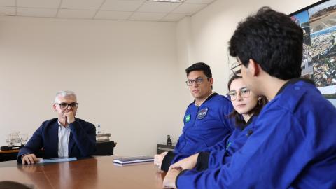 O reitor da UFU e a futura vice-reitora recebeu os estudantes premiados pela NASA (foto: Marco Cavalcanti)