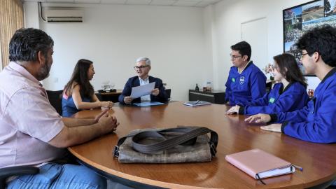 O reitor da UFU e a futura vice-reitora recebeu os estudantes premiados pela NASA (foto: Marco Cavalcanti)