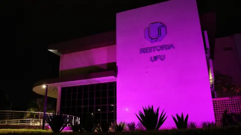 Na semana de 24 a 28 de fevereiro, o prédio da Reitoria da UFU é iluminado de forma especial, em apoio à campanha mundial de conscientização sobre as doenças raras (foto: Marco Cavalcanti)