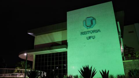 Na semana de 24 a 28 de fevereiro, o prédio da Reitoria da UFU é iluminado de forma especial, em apoio à campanha mundial de conscientização sobre as doenças raras (foto: Marco Cavalcanti)