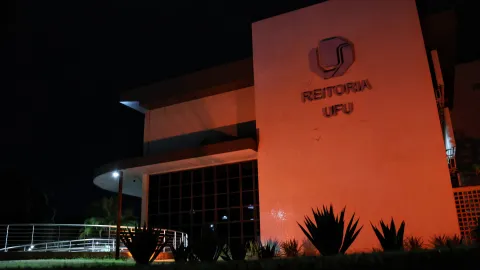 Na semana de 24 a 28 de fevereiro, o prédio da Reitoria da UFU é iluminado de forma especial, em apoio à campanha mundial de conscientização sobre as doenças raras (foto: Marco Cavalcanti)