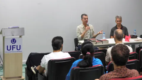 O encontro com Schwartz teve foco em duas obras do artista: a performance La Bête e o livro “A nudez da cópia imperfeita” (foto: Marco Cavalcanti)