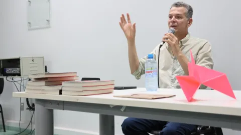 O encontro com Schwartz teve foco em duas obras do artista: a performance La Bête e o livro “A nudez da cópia imperfeita” (foto: Marco Cavalcanti)