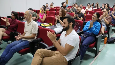 O encontro com Schwartz teve foco em duas obras do artista: a performance La Bête e o livro “A nudez da cópia imperfeita” (foto: Marco Cavalcanti)