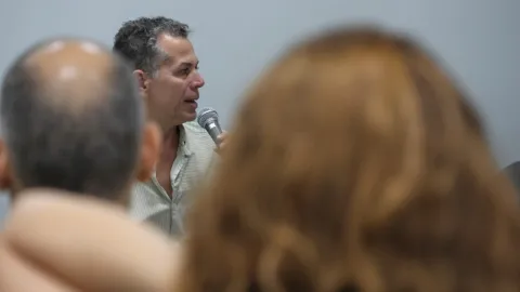 O encontro com Schwartz teve foco em duas obras do artista: a performance La Bête e o livro “A nudez da cópia imperfeita” (foto: Marco Cavalcanti)