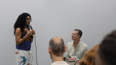 O encontro com Schwartz teve foco em duas obras do artista: a performance La Bête e o livro “A nudez da cópia imperfeita” (foto: Marco Cavalcanti)