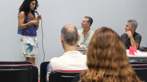 O encontro com Schwartz teve foco em duas obras do artista: a performance La Bête e o livro “A nudez da cópia imperfeita” (foto: Marco Cavalcanti)