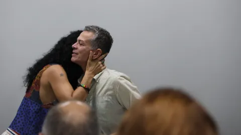 O encontro com Schwartz teve foco em duas obras do artista: a performance La Bête e o livro “A nudez da cópia imperfeita” (foto: Marco Cavalcanti)