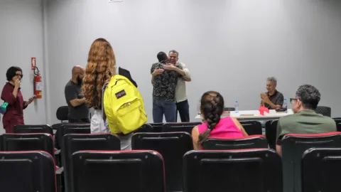 O encontro com Schwartz teve foco em duas obras do artista: a performance La Bête e o livro “A nudez da cópia imperfeita” (foto: Marco Cavalcanti)