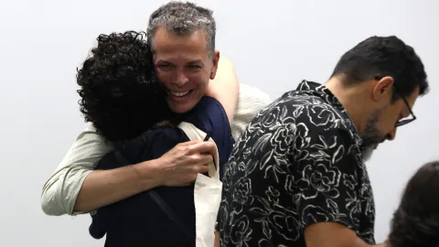 O encontro com Schwartz teve foco em duas obras do artista: a performance La Bête e o livro “A nudez da cópia imperfeita” (foto: Marco Cavalcanti)