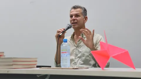 O encontro com Schwartz teve foco em duas obras do artista: a performance La Bête e o livro “A nudez da cópia imperfeita” (foto: Marco Cavalcanti)