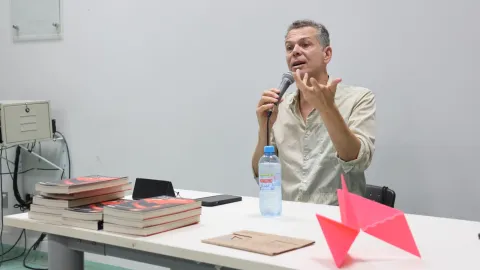 O encontro com Schwartz teve foco em duas obras do artista: a performance La Bête e o livro “A nudez da cópia imperfeita” (foto: Marco Cavalcanti)
