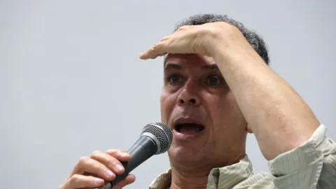 O encontro com Schwartz teve foco em duas obras do artista: a performance La Bête e o livro “A nudez da cópia imperfeita” (foto: Marco Cavalcanti)