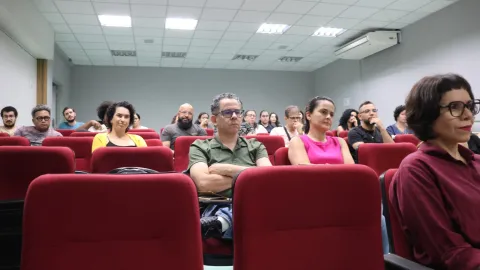 O encontro com Schwartz teve foco em duas obras do artista: a performance La Bête e o livro “A nudez da cópia imperfeita” (foto: Marco Cavalcanti)