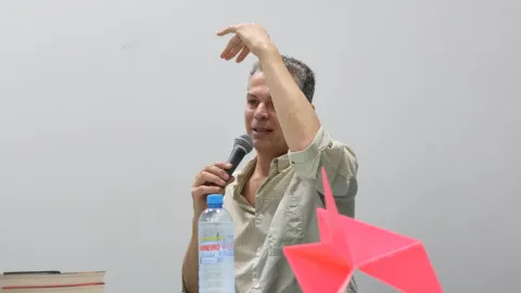 O encontro com Schwartz teve foco em duas obras do artista: a performance La Bête e o livro “A nudez da cópia imperfeita” (foto: Marco Cavalcanti)