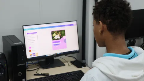 Participante da oficina de comunicação visual