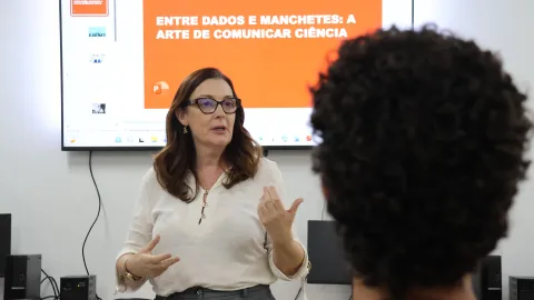 Patrícia Amaral, oficina "Entre Dados e Manchetes"