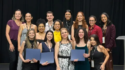 Alunos junto com a professora  Belchiolina Beatriz Fonseca