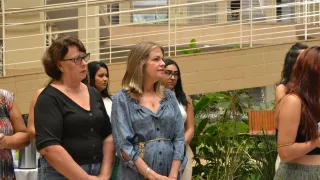 Mulheres olhando para a direita