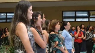 Mulheres olhando para a direita