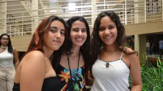 Mulheres posando para foto