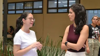 Mulheres interagindo