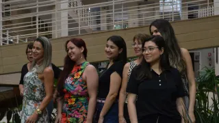 Mulheres posando para foto