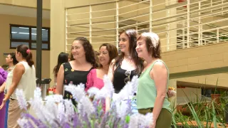 Mulheres posando para foto