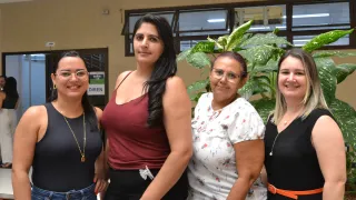 Mulheres posando para foto
