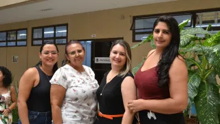 Mulheres posando para foto