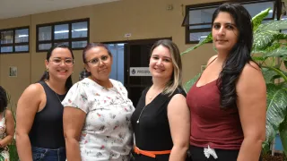 Mulheres posando para foto