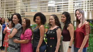 Mulheres posando para foto