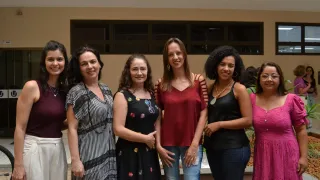 Mulheres posando para foto