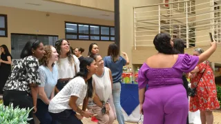 Mulheres fazendo selfie