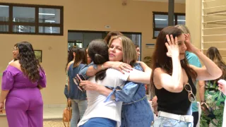 Mulheres se abraçando