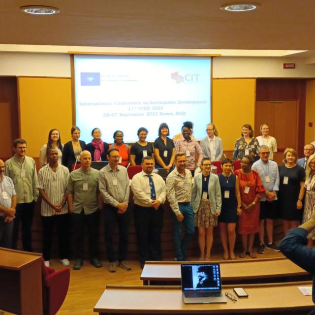 Participantes do evento reunidos para a foto